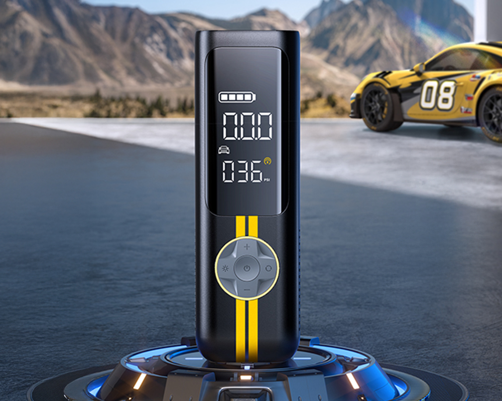 Fanttik X8 Apex na podstawce na tle żółto-czarnego samochodu sportowego i gór