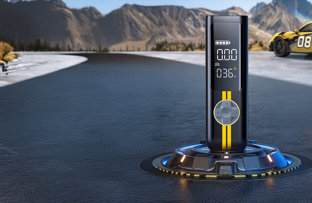 Fanttik X8 Apex na podstawce na tle żółto-czarnego samochodu sportowego i gór