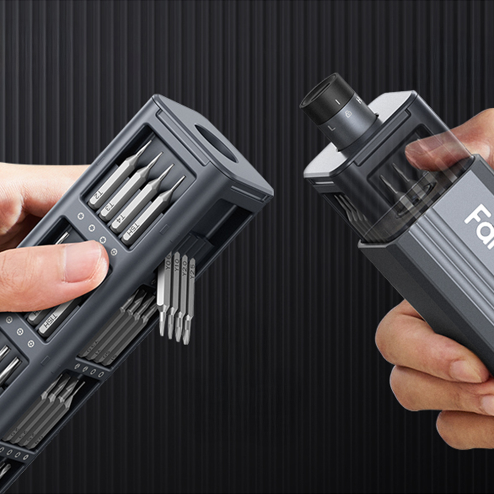 Zestaw wkrętaka E1 MAX wyjęty z obudowy, obok pokazany moment wyjmowania