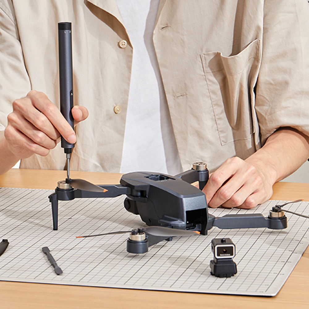 Osoba pracująca przy dronie przy pomocy wkrętaka E1 MAX