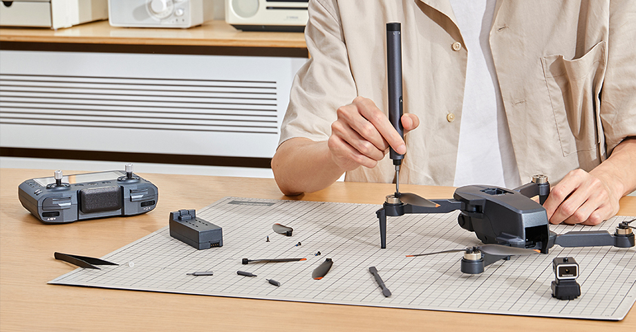 Osoba pracująca przy dronie przy pomocy wkrętaka E1 MAX