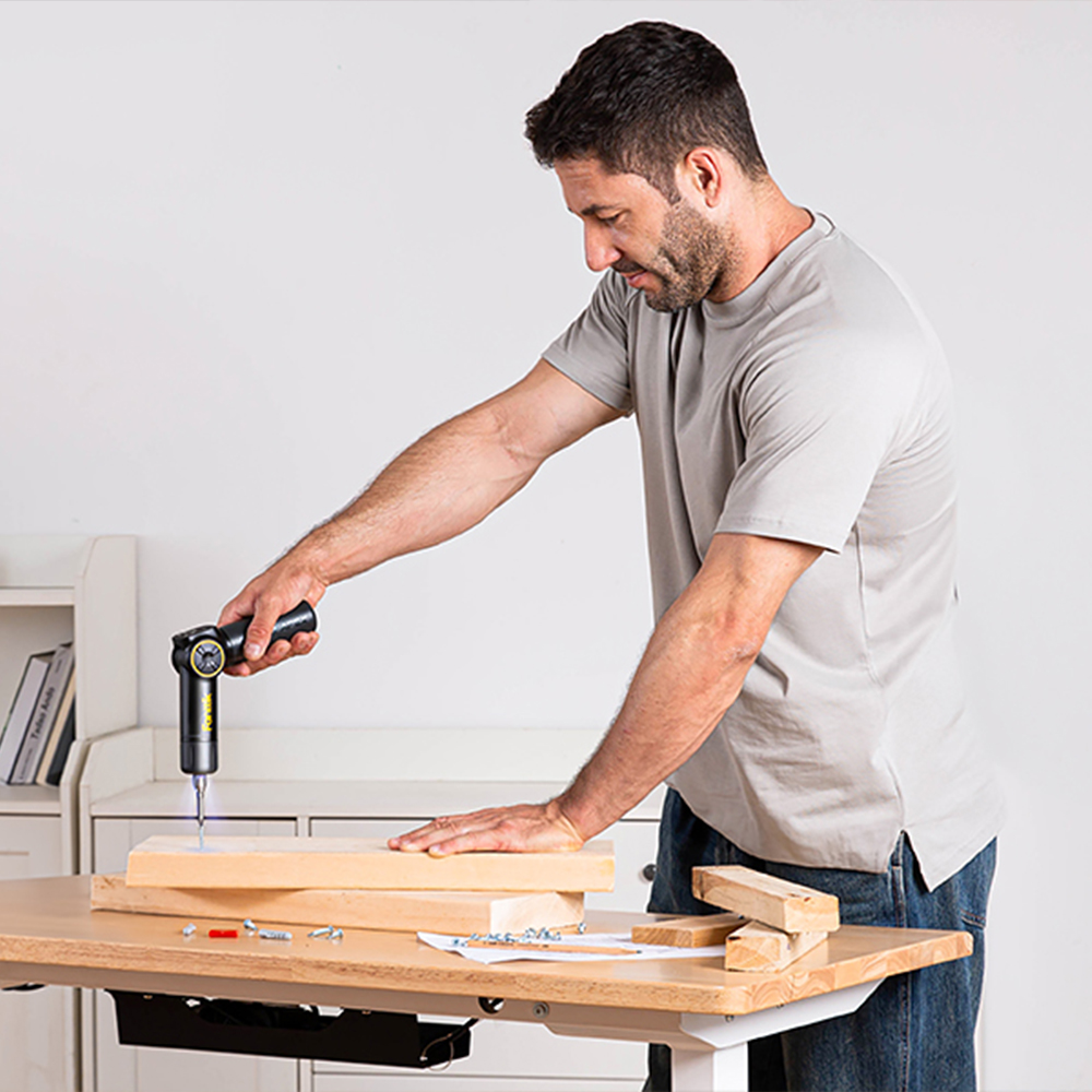 Mężczyzna używający wkrętaka Fold S1 APEX na deskach