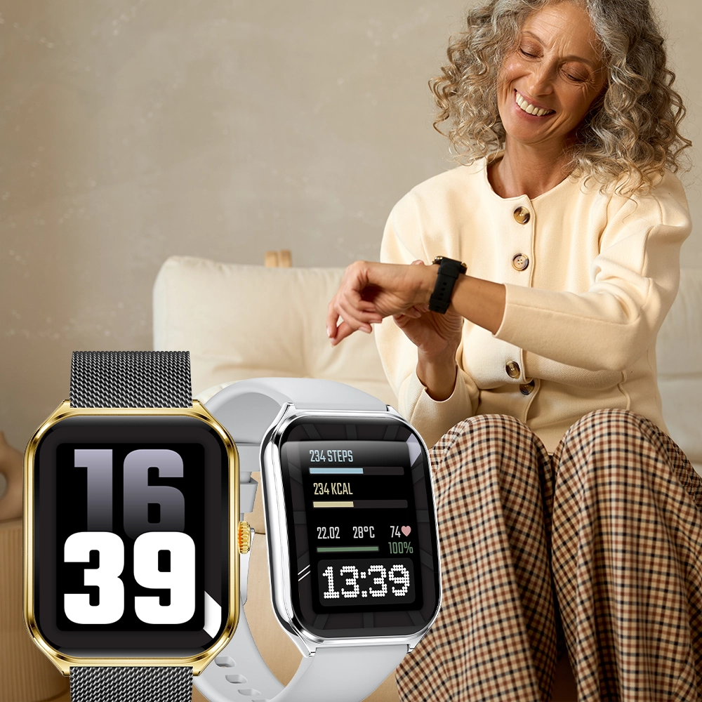 Dwa smartwatche FW74 Aurum Slim z wyświetlonymi godzinami obok uśmiechniętej kobiety siedzącej na kanapie, sprawdzającej czas na swoim zegarku.