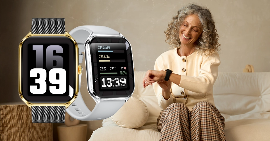 Dwa smartwatche FW74 Aurum Slim z wyświetlonymi godzinami obok uśmiechniętej kobiety siedzącej na kanapie, sprawdzającej czas na swoim zegarku.