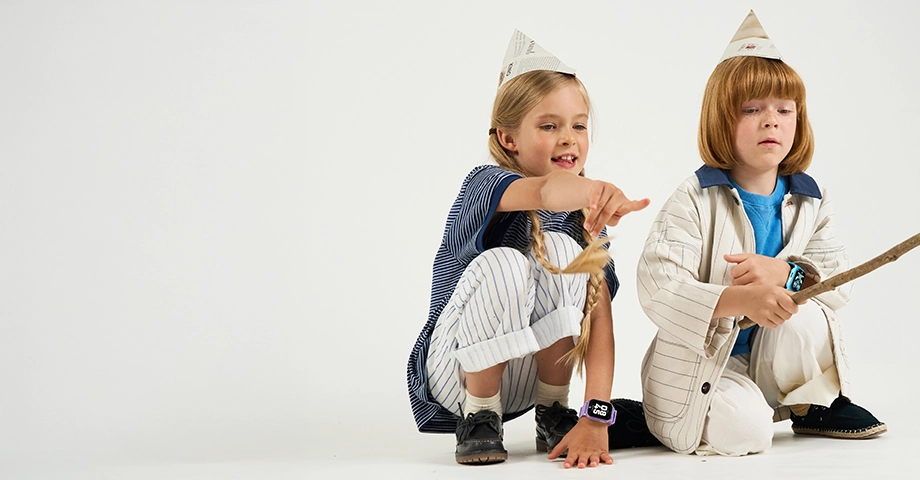 Chłopiec i dziewczynka udają że łowią ryby wędką, mają smartwatche FW49.