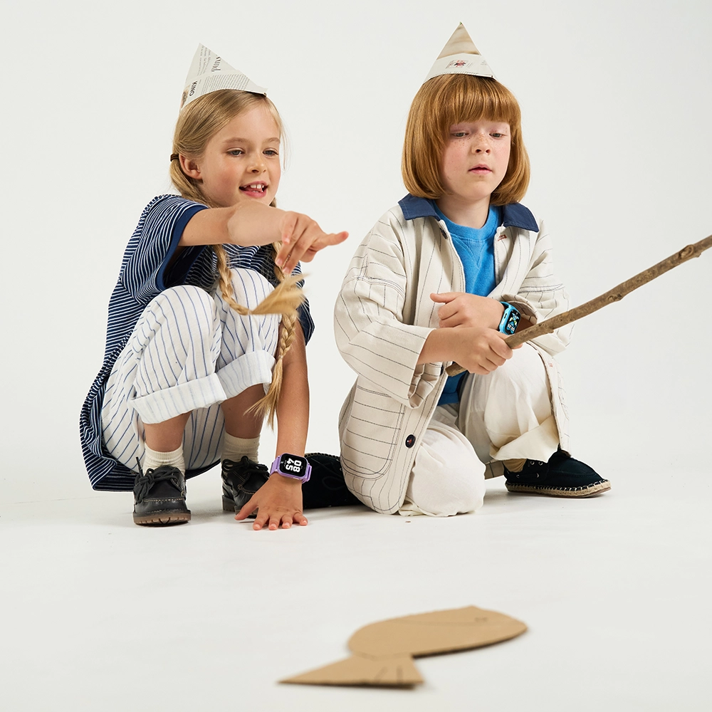 Chłopiec i dziewczynka udają że łowią ryby wędką, mają smartwatche FW49.