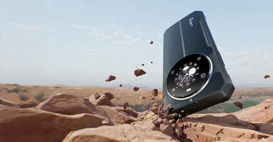 Telefon Fossibot F109S upadający na skałę rozbijając ją.