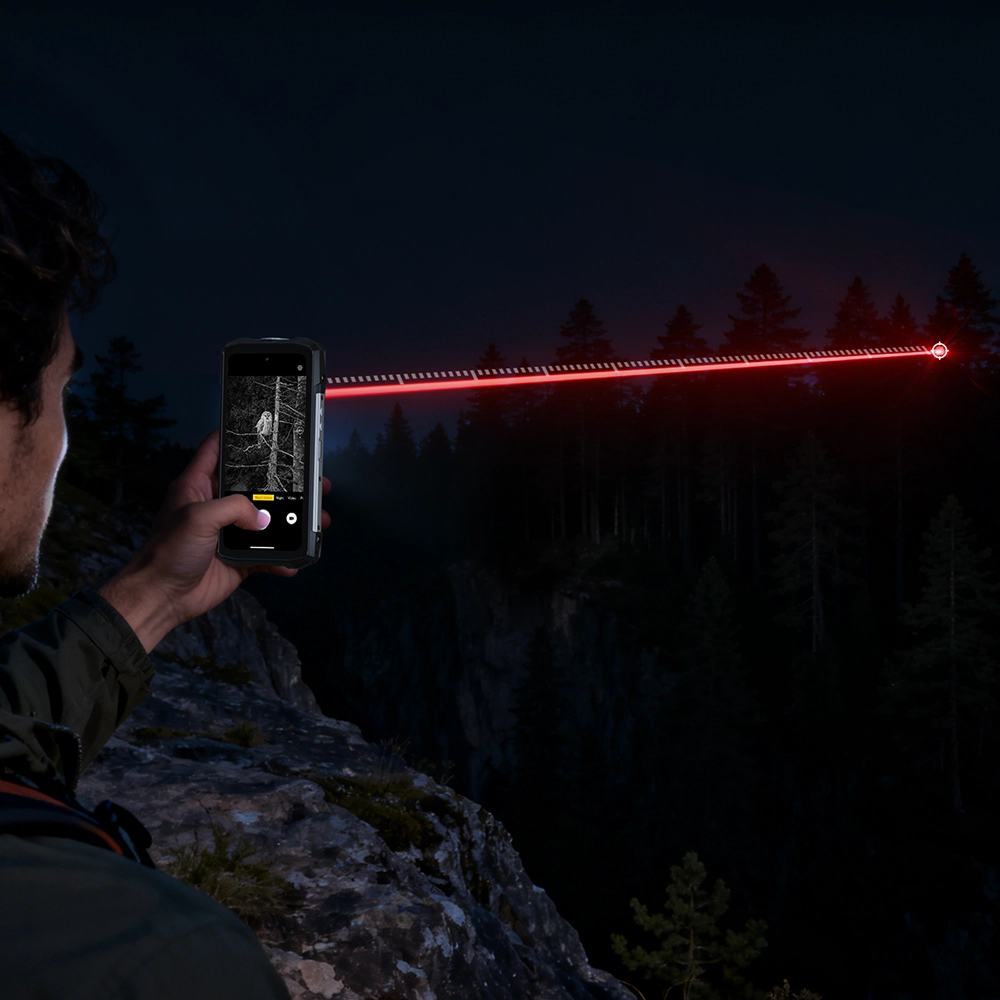 Mężczyzna robiący zdjęcie smartfonem Fosibot F113 5G w lesie w nocy korzystając z funkcji noktowizji.