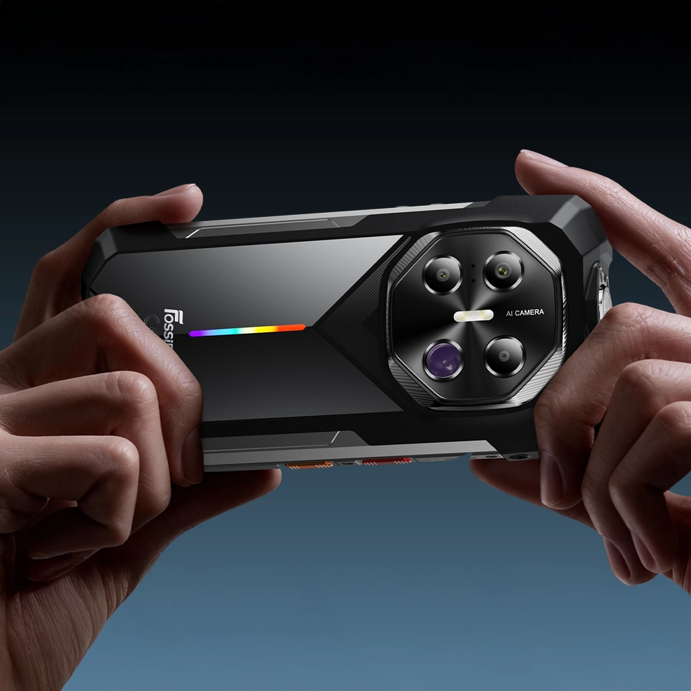 Dłonie trzymające telefon Fossibot F113 5G w poziomie.