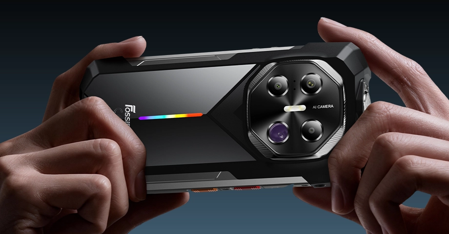 Zbliżenie na dłonie trzymające telefon Fossibot F113 5G w poziomie.