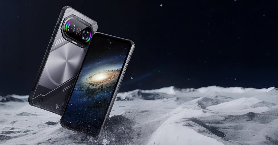 Fossibot F114 przodem i tyłem na tle księżycowego krajobrazu.