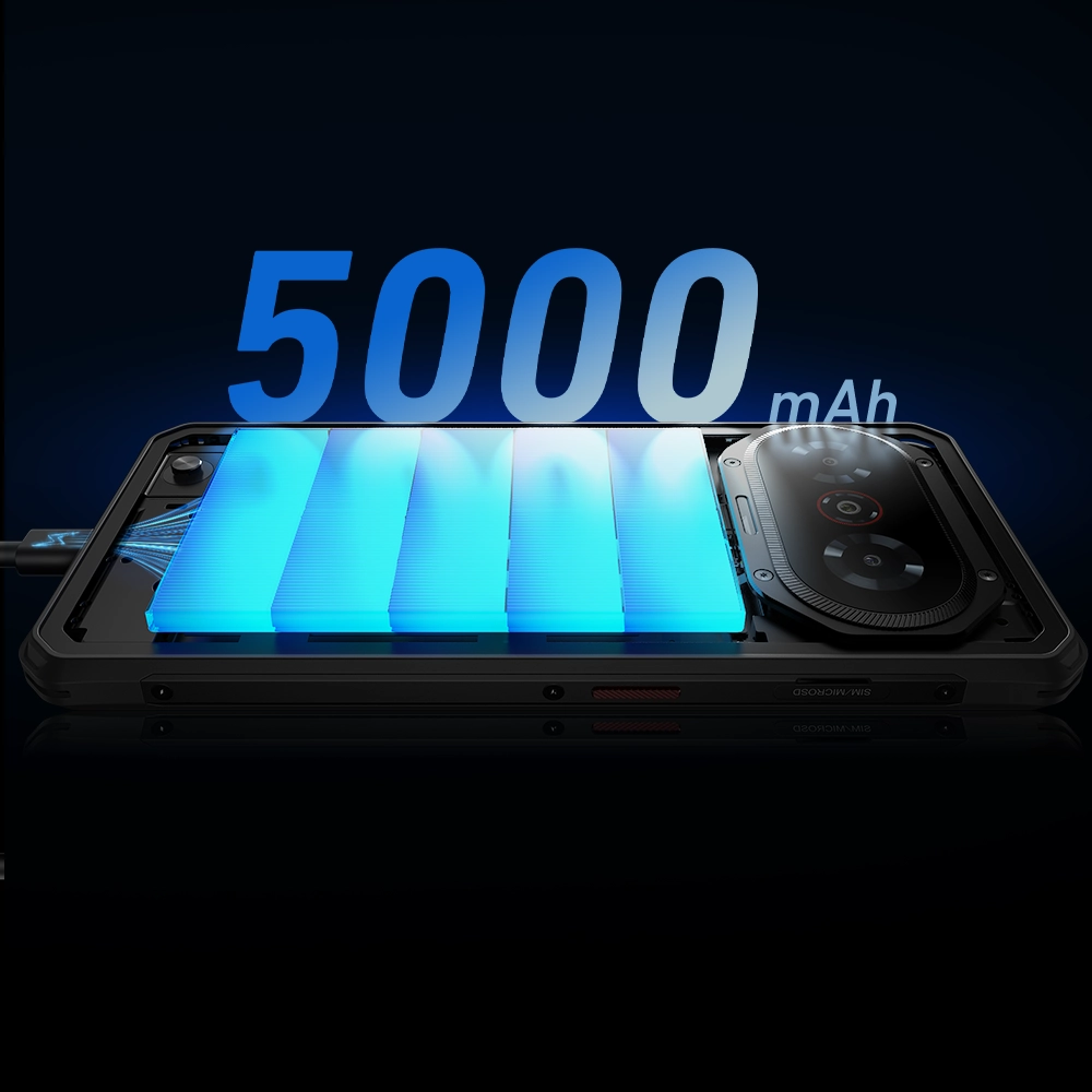 Bateria smartfona Fossibot F114 z oznaczeniem 5000 mAh z podłączonym przewodem ładującym.