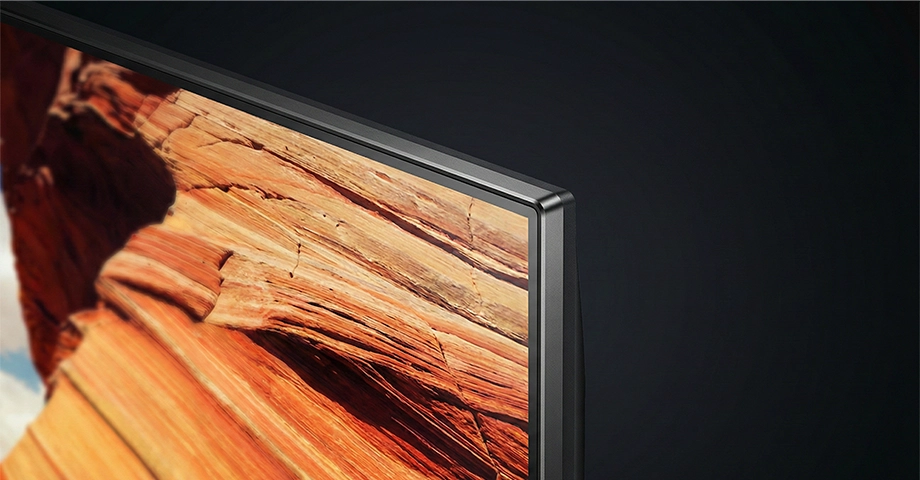 Zbliżenie na kant telewizora Aiwa 65 UHD.