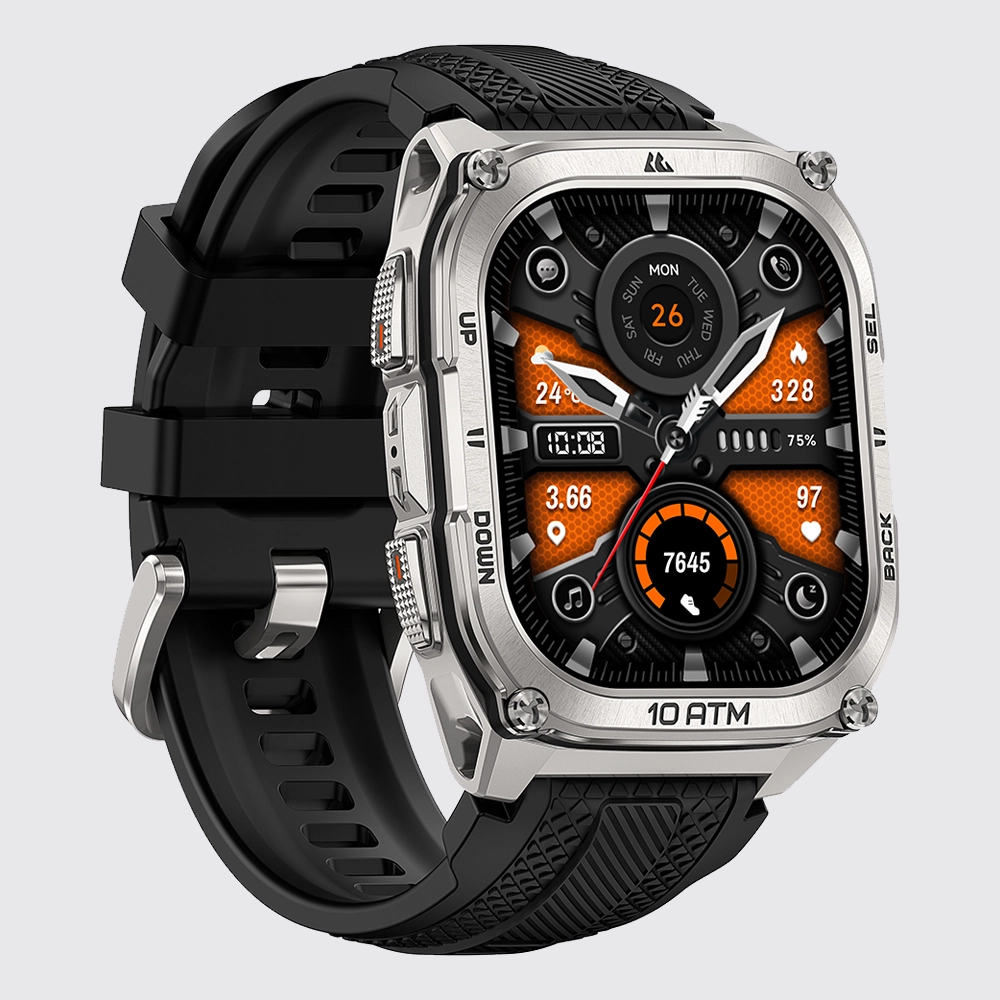 Srebrny Kospet Tank M4 z silikonowym paskiem i uruchomionym ekranem na szarym tle.