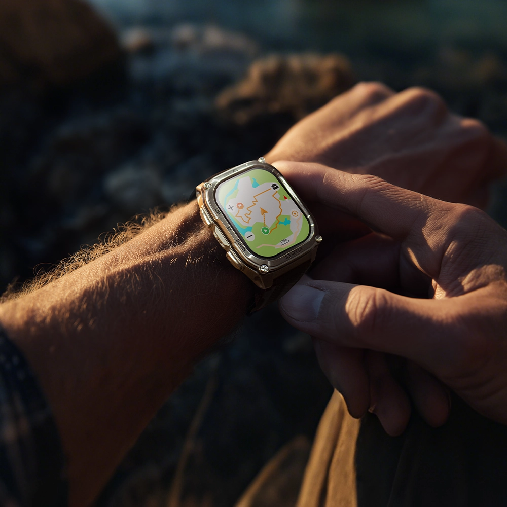 Kospet Tank M4 z uruchomioną nawigacją na męskim nadgarstku.