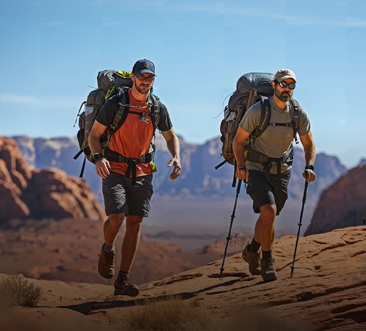 Dwaj mężczyźni w turystycznych ubiorach idący przez góry, na nadgarstkach mają smartwatche Kospet Tank T4.