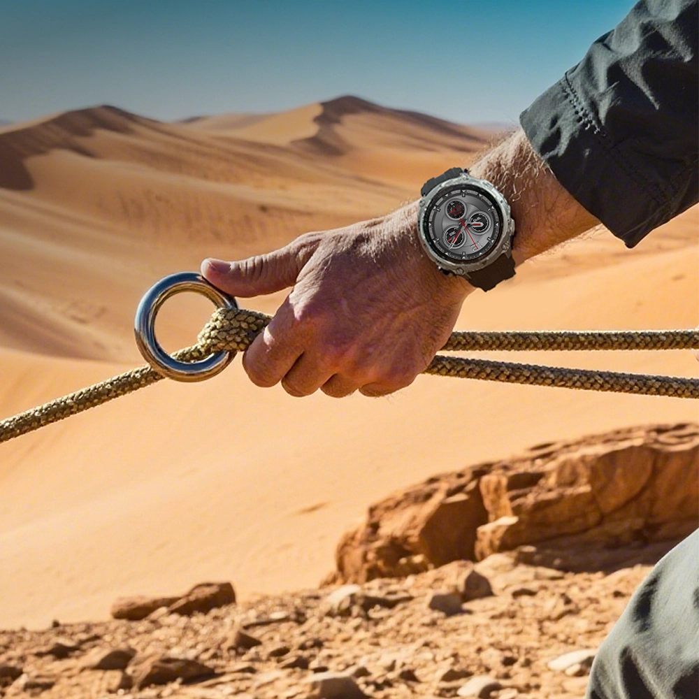 Dłoń trzymająca grubą linę przewleczoną przez metalowy ring w pustynnych warunkach, na nadgarstku ma Kospet Tank T4.