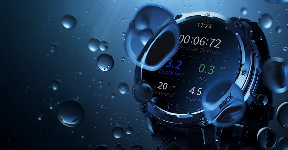 Smartwatch Kospet Tank T4 zanurzony w wodzie, na ekranie ma pomiary odnoszące się do nurkowania.