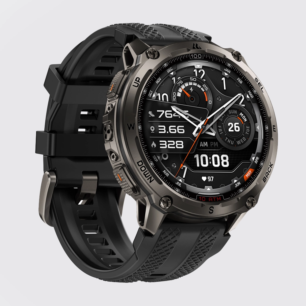 Czarny Kospet Tank T4 z uruchomioną tarczą zegara i silikonowym paskiem na szarym tle.