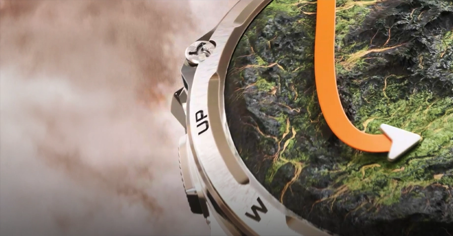 Zbliżenie na tarczę smartwatcha Kospet Tank T4 z grafiką przedstawiającą widok satelitarny na góry i strzałkę symbolizującą nawigację.