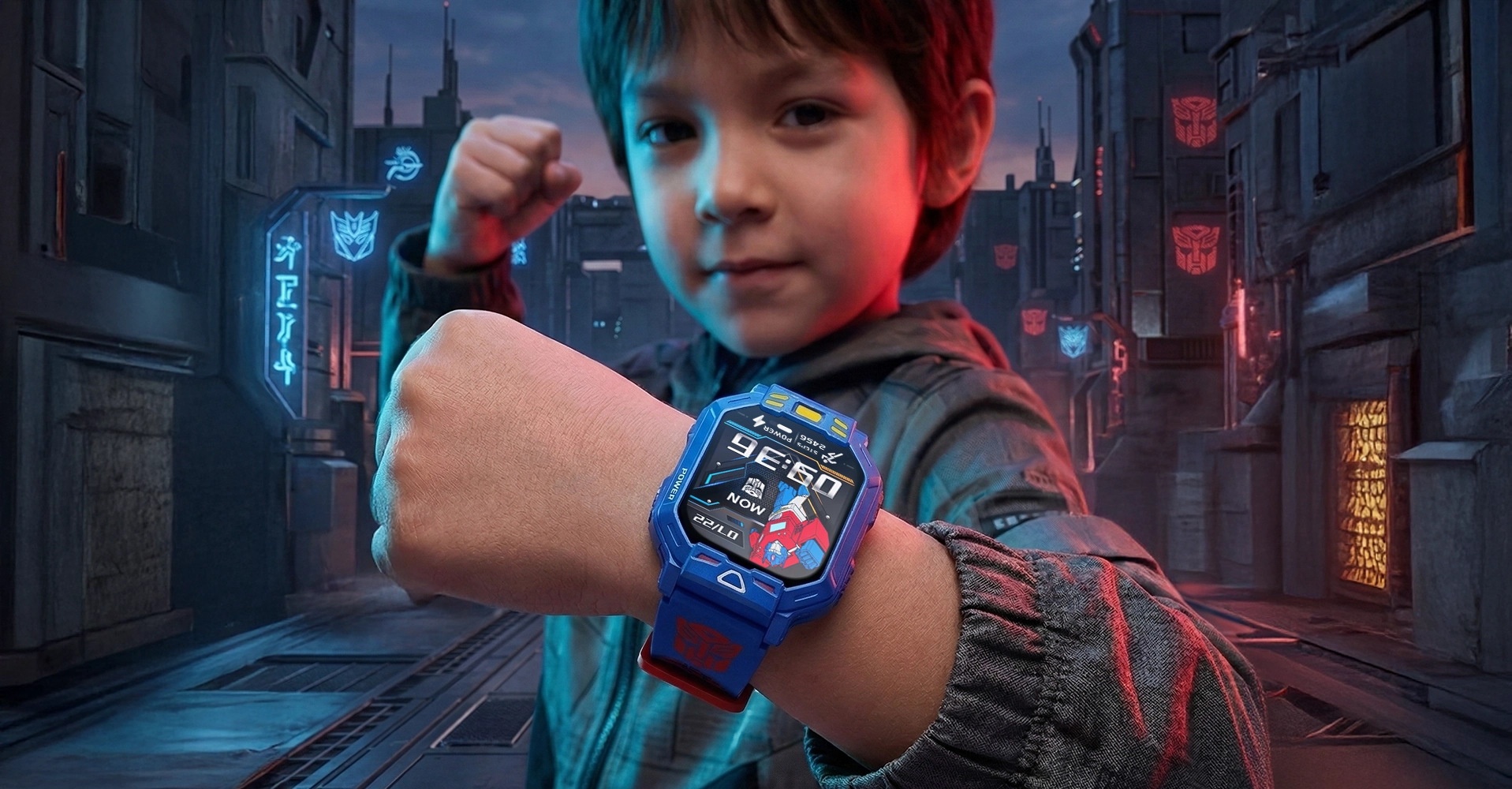 Chłopiec w bojowej pozie eksponujący smartwatch TF01, tło w motywach transformers.