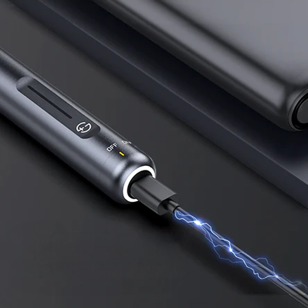 Fanttik F2 Master ładowany przez przewód USB-C.