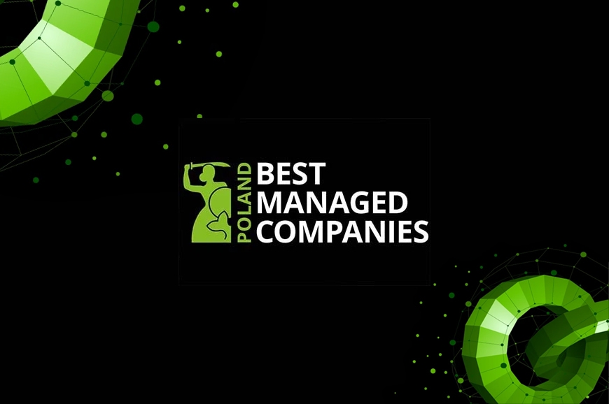 Logo nagrody Best Managed Companies Poland na czarnym tle z zielonymi elementami graficznymi