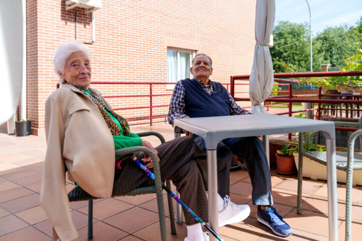 Jak pomóc seniorowi podczas upałów? 9 prostych zasad