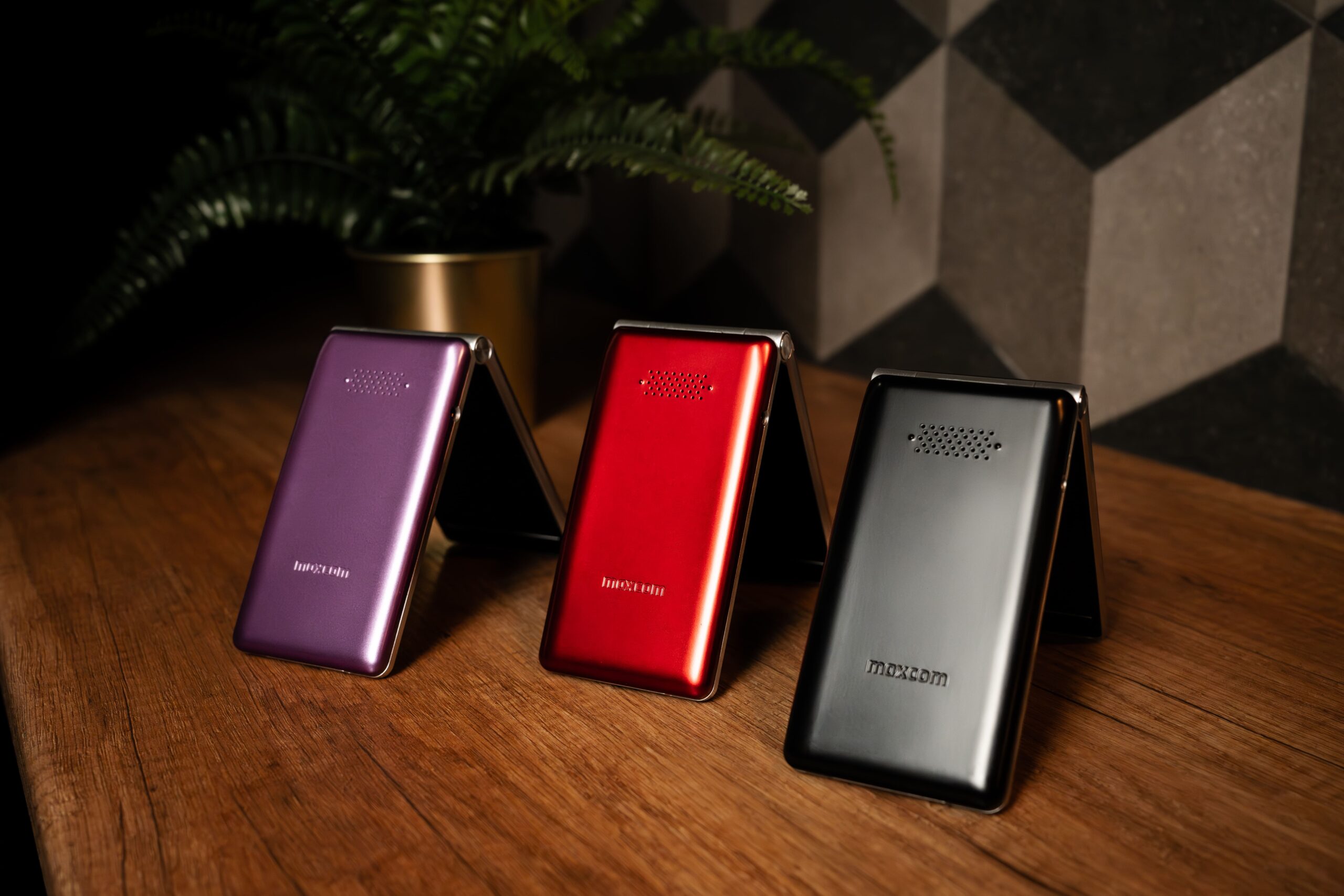 telefon z klapką i klasycznymi klawiszami