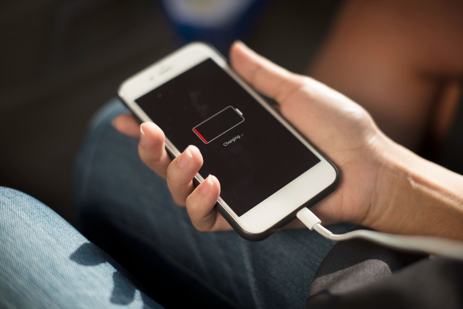 smartfon z pustą baterią